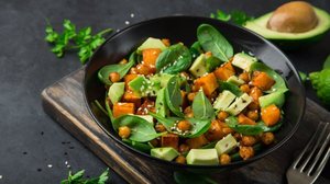 Salada de batata-doce com grão-de-bico, abacate e espinafre (Imagem: Anna Shepulova | Shutterstock)