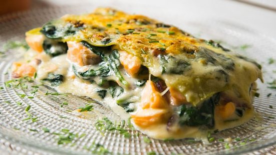 Lasanha de salmão com ora-pro-nóbis e queijo (Imagem: Lecker Studio | Shutterstock)