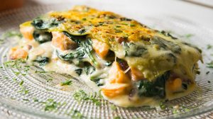 Lasanha de salmão com ora-pro-nóbis e queijo (Imagem: Lecker Studio | Shutterstock)