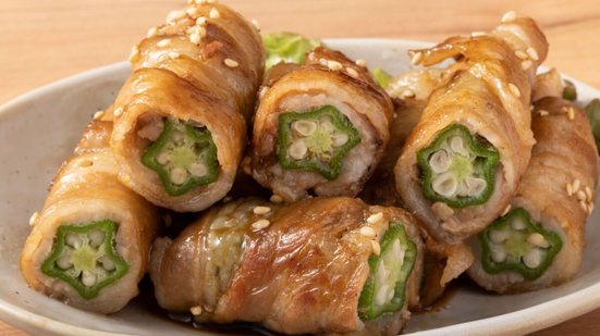 Rolinho de carne suína com quiabo (Imagem: KOHUKU | Shutterstock)