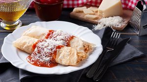 Panqueca recheada de frango com molho de tomate (Imagem: flanovais | Shutterstock)