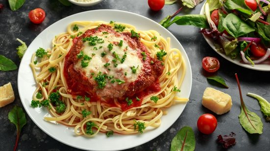 Frango à parmegiana com talharim (Imagem: DronG | Shutterstock)