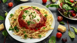Frango à parmegiana com talharim (Imagem: DronG | Shutterstock)