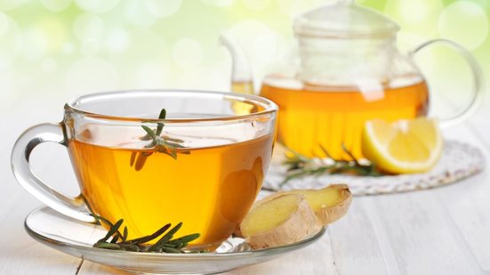 Chá de alecrim com gengibre e limão-siciliano (Imagem: mama_mia | Shutterstock)