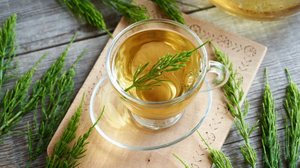 Chá de cavalinha, camomila e raiz de dente-de-leão (Imagem: Madeleine Steinbach | Shutterstock)