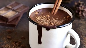Chocolate quente com leite de amêndoas (Imagem: Liliya Kandrashevich | Shutterstock)