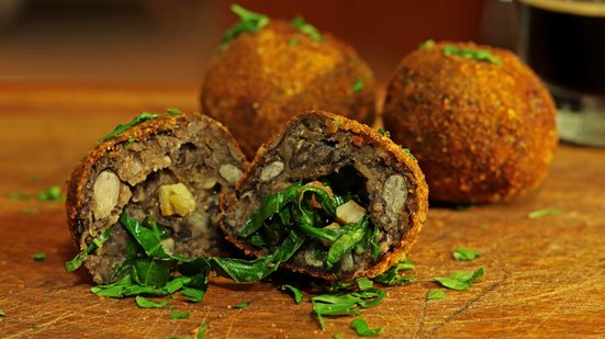 Bolinho de feijoada (Imagem: Bernardo Couto | Shutterstock)