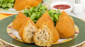 Coxinha de frango e batata-doce (Imagem: Paul_Brighton | Shutterstock)