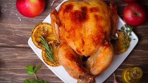 Frango assado com laranja e maçã (Imagem: shakim888
| Shutterstock)