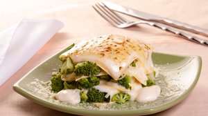 Lasanha de brócolis com molho branco (Imagem: ArtbyPixel | Shutterstock)