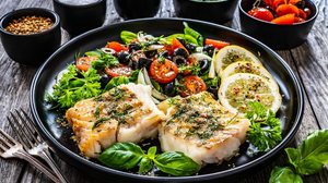 Filé de robalo assado com salada (Imagem: Chatham172 | Shutterstock)