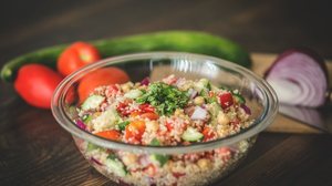 Salada detox de quinoa (Imagem: Megan Betteridge | Shutterstock)