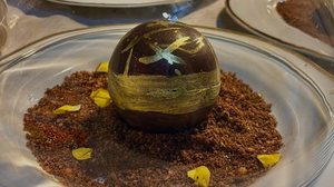 Esfera de chocolate com entremet de coco e manga e calda de chocolate (Imagem: Efraim Lucas | Grupo PHD Eventos)