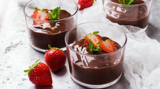 Creme de chocolate com morango (Imagem: Antonina Vlasova | Shutterstock)