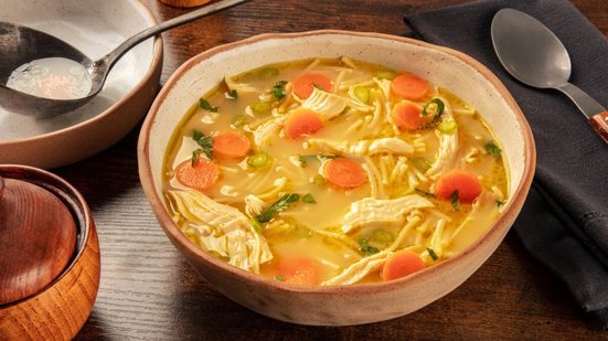 Sopa de frango com cenoura e macarrão (Imagem: Cook Shoots Food | Shutterstock)