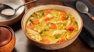 Sopa de frango com cenoura e macarrão (Imagem: Cook Shoots Food | Shutterstock)