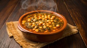 Sopa de grão-de-bico com espinafre e tomate (Imagem: Studioimagen73 | Shutterstock)