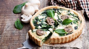 Torta de espinafre com cogumelo e tofu (Imagem: Elena Zajchikova | Shutterstock)