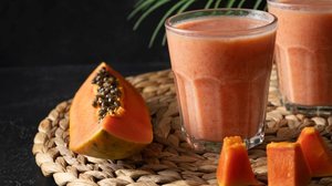 Vitamina de mamão com aveia e mel (Imagem: Lazhko Svetlana | Shutterstock)