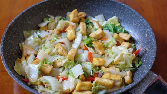 Refogado de acelga com tofu (Imagem: Nurma Agung Firmansyah | Shutterstock)