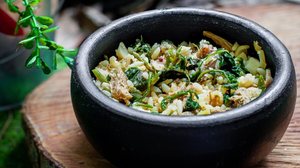 Arroz de pato com tucupi e jambu (Imagem: JS Neto Fotografia | Shutterstock)