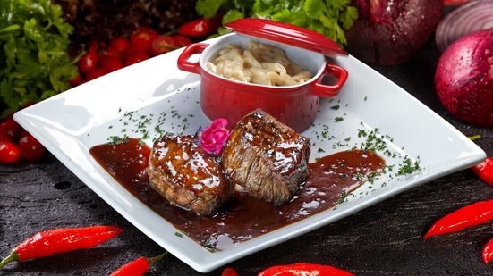 Filé mignon suíno ao molho madeira (Imagem: rocharibeiro | Shutterstock)