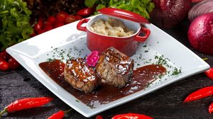 Filé mignon suíno ao molho madeira (Imagem: rocharibeiro | Shutterstock)