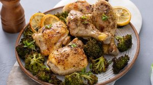 Frango assado com brócolis (Imagem: Elena Veselova | Shutterstock)