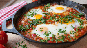 Feijão-branco com ovos ao molho de tomate (Imagem: Angelika Heine | Shutterstock)