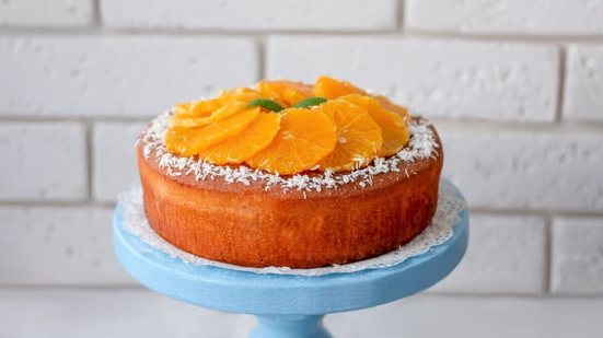 Bolo de laranja com coco (Imagem: Dementieva Iryna | Shutterstock)