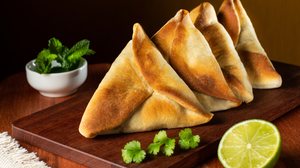 Esfiha fechada de calabresa (Imagem: David Salgado Fellow | Shutterstock)