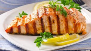 Salmão grelhado com gengibre (Imagem: Tatjana Baibakova | Shutterstock)
