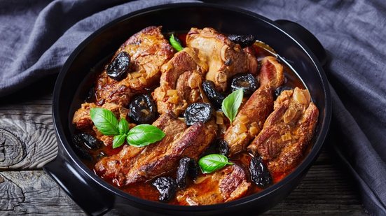 Costela suína com ameixa seca (Imagem: from my point of view
| Shutterstock)