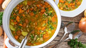 Sopa de legumes com carne moída (Imagem: Angelika Heine | Shutterstock)