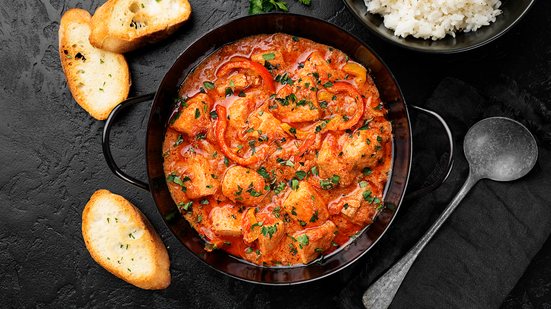Peixe assado com molho de tomate (Imagem: Nelea Reazanteva | Adobe Stock)