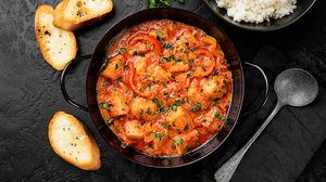 Peixe assado com molho de tomate (Imagem: Nelea Reazanteva | Adobe Stock)