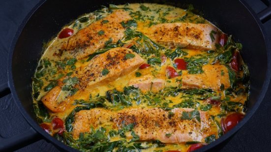 Salmão ao molho cremoso com espinafre e tomate (Imagem: Natalia Hanin | Shutterstock)