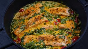 Salmão ao molho cremoso com espinafre e tomate (Imagem: Natalia Hanin | Shutterstock)