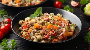 Salada de quinoa com vegetais assados (Imagem: DronG | Shutterstock)