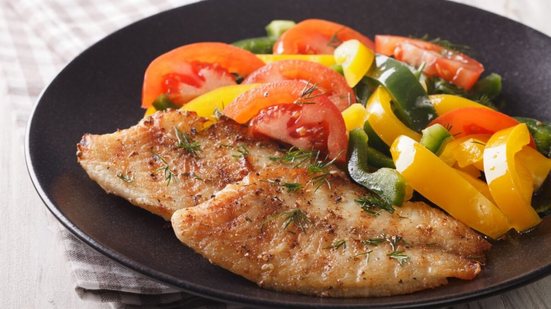 Filé de tilápia com vegetais salteados (Imagem: Sergii Koval | Shutterstock)