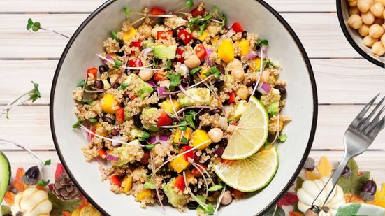Salada de quinoa com grão-de-bico e abacate (Imagem: Jbi Shah | Shutterstock)