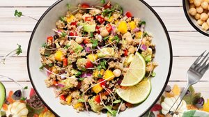 Salada de quinoa com grão-de-bico e abacate (Imagem: Jbi Shah | Shutterstock)