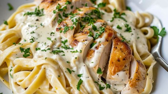 Fettuccine com frango grelhado e molho branco (Imagem: Metamore Studio | Shutterstock)