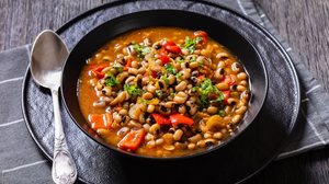 Feijão-fradinho com legumes (Imagem: from my point of view | Shutterstock)