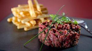 Steak tartare com batata frita (Imagem: Calebe Simoes | Shutterstock)