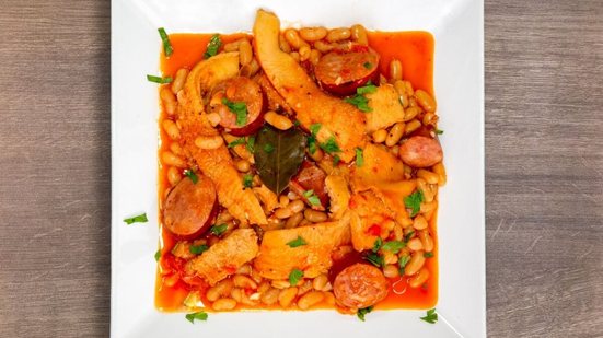 Dobradinha com feijão-branco e calabresa (Imagem: Adilson Sochodolak | Shutterstock)