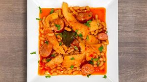 Dobradinha com feijão-branco e calabresa (Imagem: Adilson Sochodolak | Shutterstock)