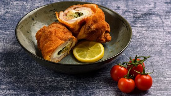 Frango empanado e recheado (Imagem: Visionsi | Shutterstock)