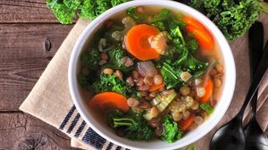 Sopa de lentilha com couve e legumes (Imagem: JeniFoto | Shutterstock)