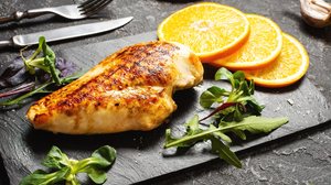 Filé de frango com laranja (Imagem: voloshin311 | Shutterstock)